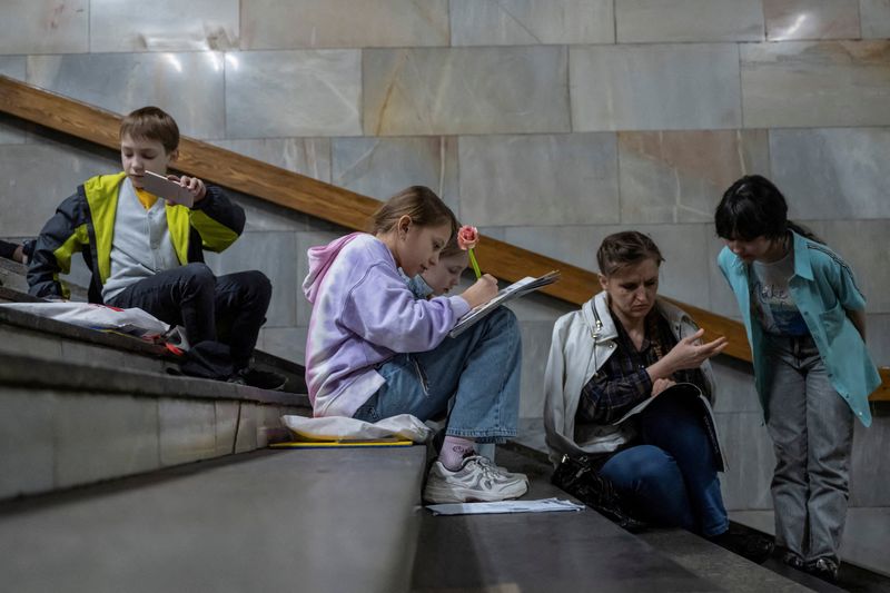 &copy; Reuters. Degli studenti fanno lezione mentre si rifugiano in una stazione della metro durante un allarme raid aereo a Kiev, Ucraina, 3 maggio 2023. REUTERS/Viacheslav Ratynskyi/File Photo