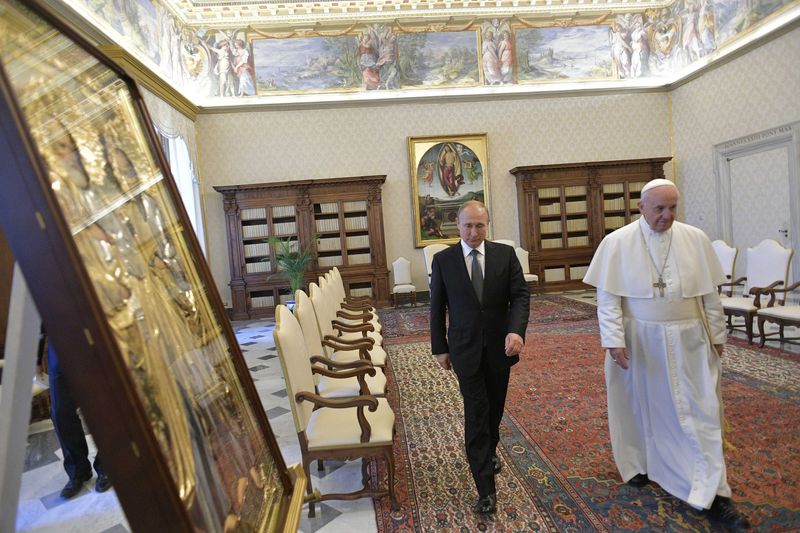 &copy; Reuters. Presidente russo Vladimir Putin e o papa Francisco no Vaticano
 4/7/2019   Divulgação via REUTERS