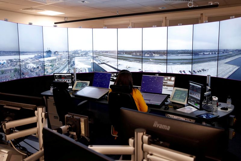 &copy; Reuters. Photo du centre de contrôle du trafic aérien NATS, à l'aéroport de Londres City, à Swanwick, en Grande-Bretagne. /Photo d'archives/REUTERS/Matthew Childs