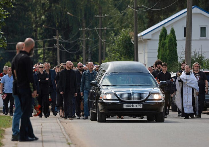 &copy; Reuters. Decenas de personas caminan junto al féretro de Valery Chekalov, jefe de logística del grupo mercenario Wagner, en el cementerio de Severnoye, San Petersburgo, Rusia. 29 agosto 2023. REUTERS/Stringer