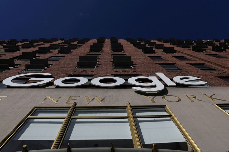 © Reuters. FILE PHOTO: A Google LLC logo is seen at the Google offices in the Chelsea section of New York City, U.S., January 20, 2023.  REUTERS/Shannon Stapleton/File Photo/File Photo