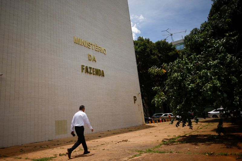 &copy; Reuters. Homem caminha em frente ao prédio do Ministério da Fazenda em Brasília
14/02/2023 REUTERS/Adriano Machado