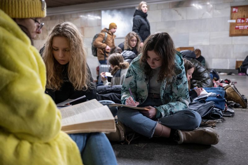 &copy; Reuters. Des élèves assistent à un cours dans une station de métro de Kyiv. /Photo prise le 10 février 2023/REUTERS/Viacheslav Ratynskyi
