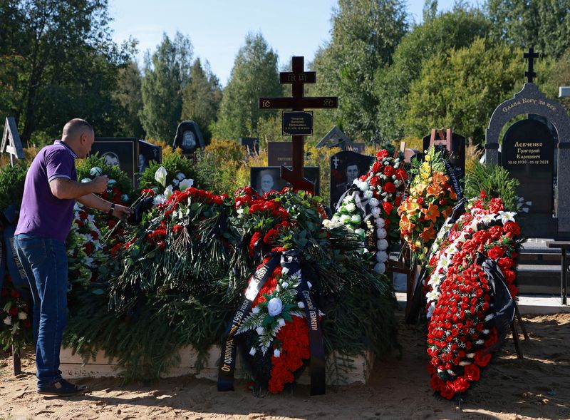 © Reuters. رجل يضع بعض الزهور عند قبر فاليري تشيكالوف، رئيس قسم الخدمات اللوجستية في مجموعة فاجنر العسكرية الروسية الخاصة، 
بعد جنازته في سان بطرسبرج يوم الثلاثاء. صورة لرويترز 