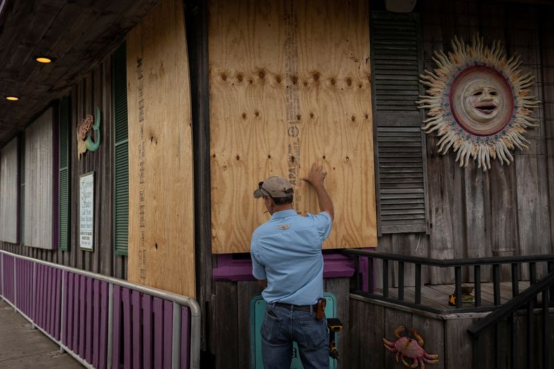 &copy; Reuters. メキシコ湾をフロリダ州に向かって北上している熱帯暴風雨「イダリア」は勢力を強め、ハリケーンに発達した。２９日、フロリダ州シーダーキーで撮影（２０２３年　ロイター/Marco Bello）