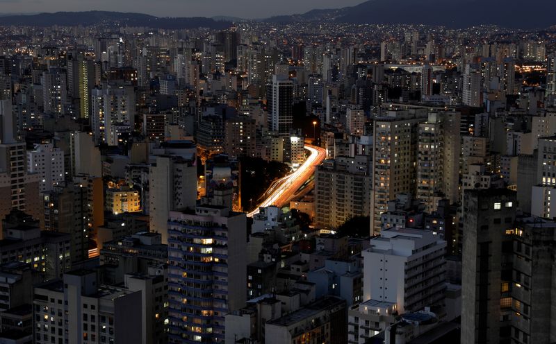 © Reuters. FILE PHOTO: A general view shows buildings and cars driving down a main avenue in downtown Sao Paulo, Brazil, February 1, 2018. REUTERS/Paulo Whitaker/File Photo 
