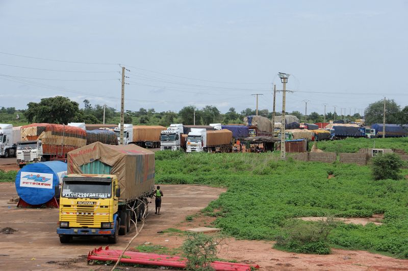 &copy; Reuters. شاحنات تحمل الغذاء والمساعدات الإنسانية تنتظر بسبب العقوبات المفروضة على النيجر في بنين بنيجيريا يوم 18 أغسطس آب 2023. تصوير: كوفي سيرافين زون