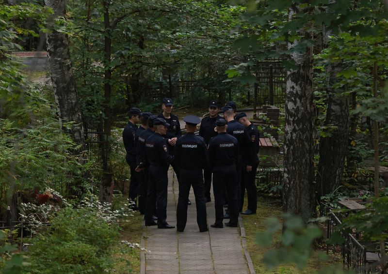 &copy; Reuters. Des policiers se rassemblent près de la tombe d'Evgueni Prigojine au cimetière Porokhovskoye à Saint-Pétersbourg, en Russie. /Photo prise le 29 août 2023/REUTERS/Stringer