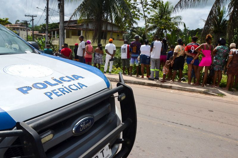 © Reuters. Pessoas observam local onde 9 pessoas foram encontradas mortas em Mata de São João, perto de Salvador, na Bahia
28/08/2023
REUTERS/Romildo de Jesus