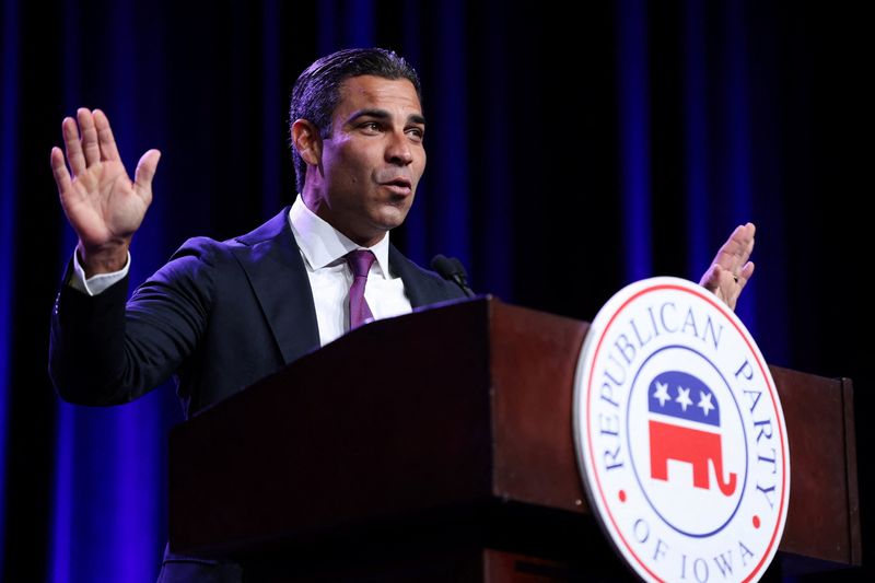 &copy; Reuters. FILE PHOTO: Miami Mayor and Republican presidential candidate Francis Suarez gestures as he speaks at the Republican Party of Iowa's Lincoln Day Dinner in Des Moines, Iowa, U.S., July 28, 2023. REUTERS/Scott Morgan/File photo