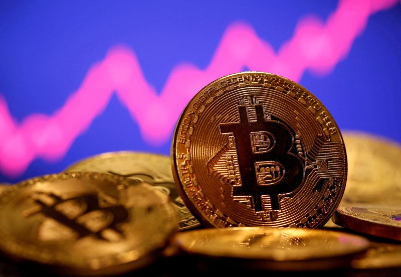 &copy; Reuters. FOTO DE ARCHIVO: Una representación de la moneda virtual Bitcoin se ve delante de un gráfico bursátil en esta ilustración tomada el 8 de enero de 2021. REUTERS/Dado Ruvic/Archivo