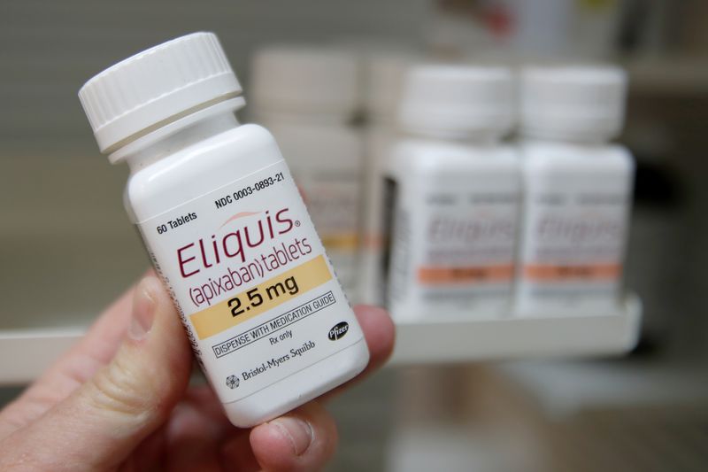 &copy; Reuters. FOTO DE ARCHIVO. Un farmacéutico sostiene un frasco del medicamento Eliquis, fabricado por Pfizer Pharmaceuticals, en una farmacia en Provo, Utah, EEUU, el 9 de enero de 2020.   REUTERS/George Frey