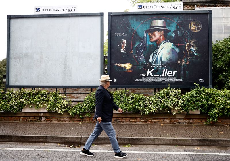 &copy; Reuters. Homem passa por cartaz de filme na véspera da cerimônia de abertura do Festival de Veneza, em Veneza, Itália
29/08/2023
REUTERS/Yara Nardi