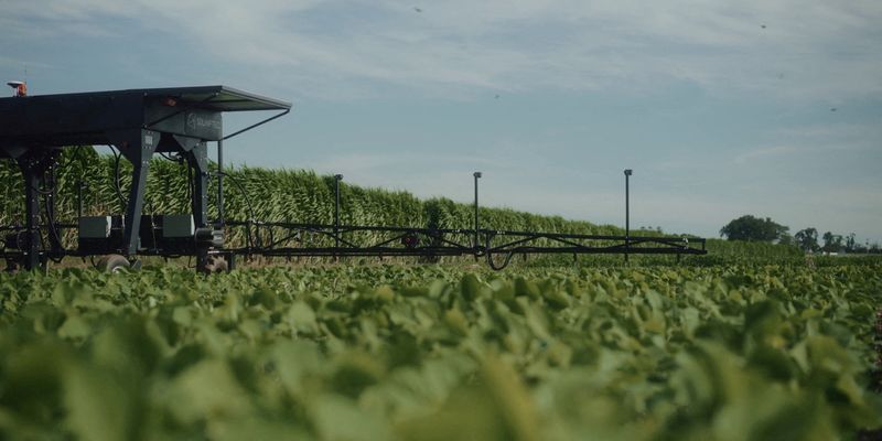 &copy; Reuters. FOTO DE ARCHIVO. Un robot agrícola de Solinftec trabaja en el campo en Aracatuba, Brasil, 7 de agosto de 2023. Solinftec/Distribuida vía REUTERS 