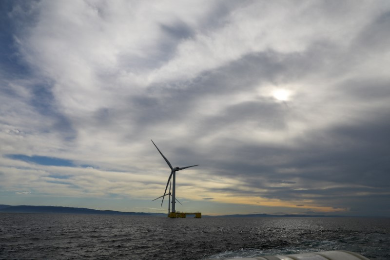 &copy; Reuters. FOTO DE ARCHIVO: Las turbinas del proyecto WindFloat Atlantic, una plataforma flotante de generación de energía eólica marina, a 20 kilómetros de la costa en Viana do Castelo, Portugal. 23 de septiembre de 2021. Fotografía tomada el 23 de septiembre 