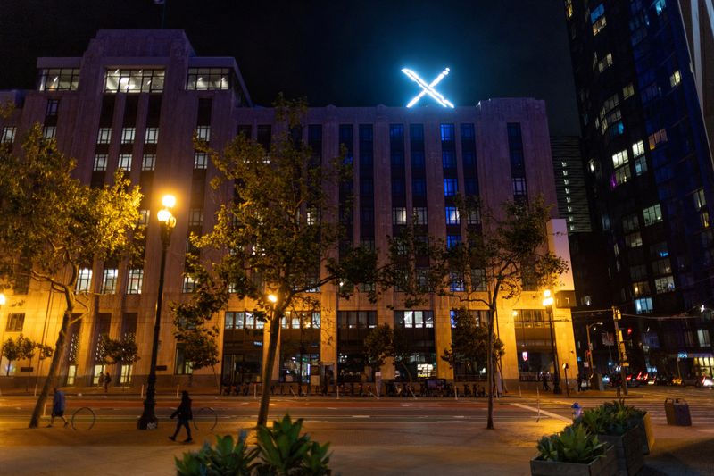 © Reuters. FOTO DE ARCHIVO: El logotipo 'X' se ve en la parte superior de la sede de la plataforma de mensajería X, anteriormente conocida como Twitter, en el centro de San Francisco, California, EE.UU., 30 de julio de 2023. REUTERS/Carlos Barria/File Photo 