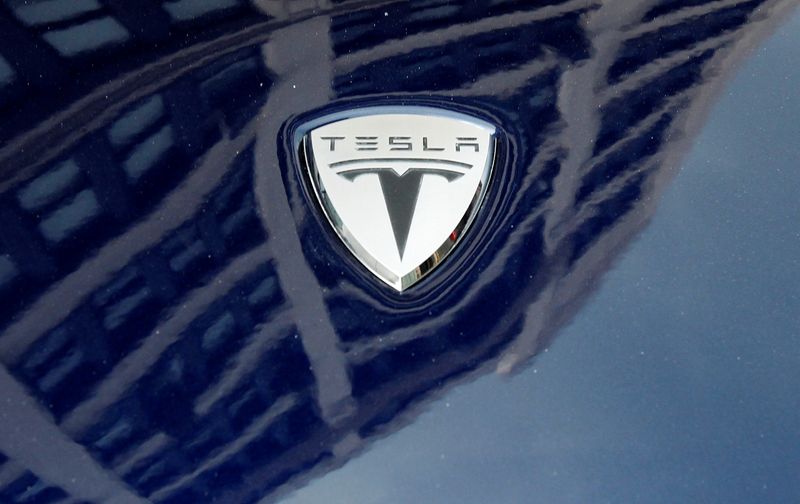 &copy; Reuters. FOTO DE ARCHIVO: Un logotipo de Tesla Motors en un modelo de automóvil eléctrico se ve fuera de una sala de exposición en Nueva York, Estados Unidos. 28 de junio, 2010. REUTERS/Shannon Stapleton/Archivo