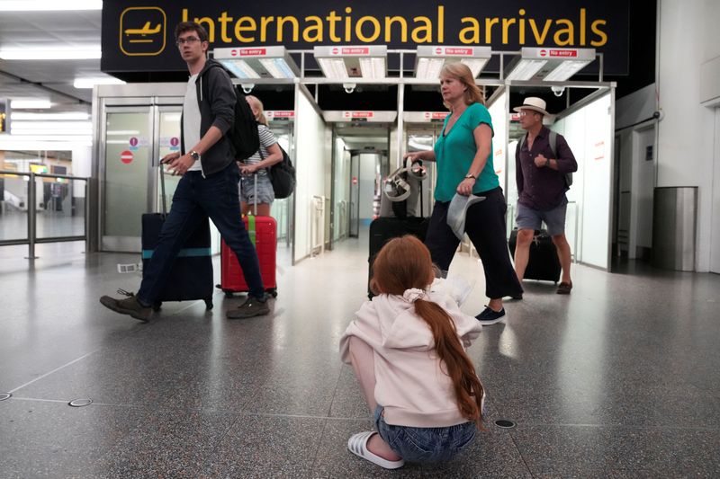 &copy; Reuters. Passageiros em aeroporto de Gatwick, em Londres
REUTERS/Maja Smiejkowska