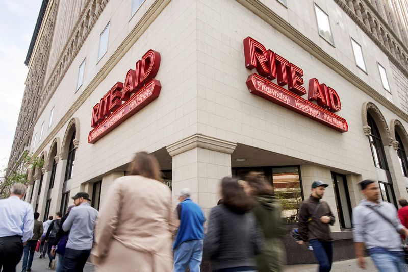 &copy; Reuters. FILE PHOTO: Pedestrians pass a Rite Aid store in Oakland, California, U.S.  April 1, 2015.  REUTERS/Noah Berger/File Photo