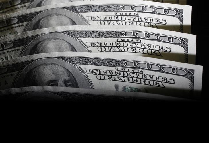 &copy; Reuters. 　８月２９日、米連邦預金保険公社（ＦＤＩＣ）は、大手銀行が破綻した際の影響を緩和するための新たな規制案を発表した。写真はドル紙幣。都内で２０１１年８月撮影（２０２３年　ロ