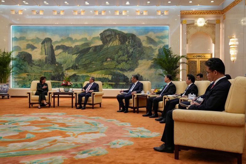 &copy; Reuters. U.S. Commerce Secretary Gina Raimondo talks to Chinese Premier Li Qiang during a meeting at the Great Hall of the People in Beijing, China Tuesday, August 29, 2023. Andy Wong/Pool via REUTERS