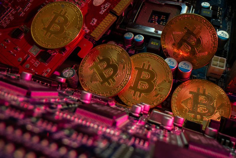 &copy; Reuters. FILE PHOTO: Representations of cryptocurrency Bitcoin are placed on a PC motherboard, in this illustration taken June 16, 2023. REUTERS/Dado Ruvic/Illustration/File Photo