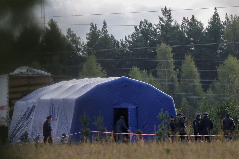 &copy; Reuters. Des policiers montent la garde à un poste de contrôle près du site du crash d'un jet privé lié au chef des mercenaires de Wagner, Evguéni Prigojine, dans la région de Tver, en Russie. /Photo prise le 24 août 2023/REUTERS/Anton Vaganov/