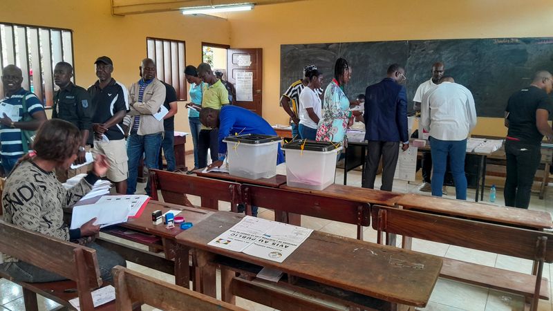 &copy; Reuters. Des Gabonais se préparent à voter dans un bureau de vote lors de l'élection présidentielle à Libreville, au Gabon. /Photo prise le 26 août 2023/REUTERS/Gerauds Wilfried Obangome 
