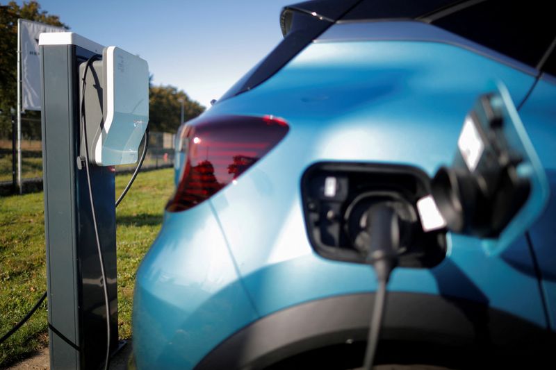 &copy; Reuters. FILE PHOTO: A Renault wallbox charging station is used by a Renault Captur hybrid car at a dealership in Les Sorinieres, near Nantes, France, October 23, 2020. Picture taken October 23, 2020. REUTERS/Stephane Mahe/File Photo