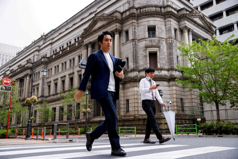 &copy; Reuters. FOTO DE ARCHIVO. Personas caminan frente al edificio del Banco de Japón en Tokio, Japón. 7 de abril de 2023. REUTERS/Androniki Christodoulou
