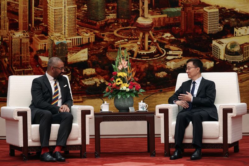 &copy; Reuters. وزير الخارجية البريطاني جيمس كليفرلي خلال اجتماع مع نائب الرئيس الصيني هان تشنغ في بكين يوم الأربعاء. صورة لوريترز من ممثل لوكالات الأنباء.