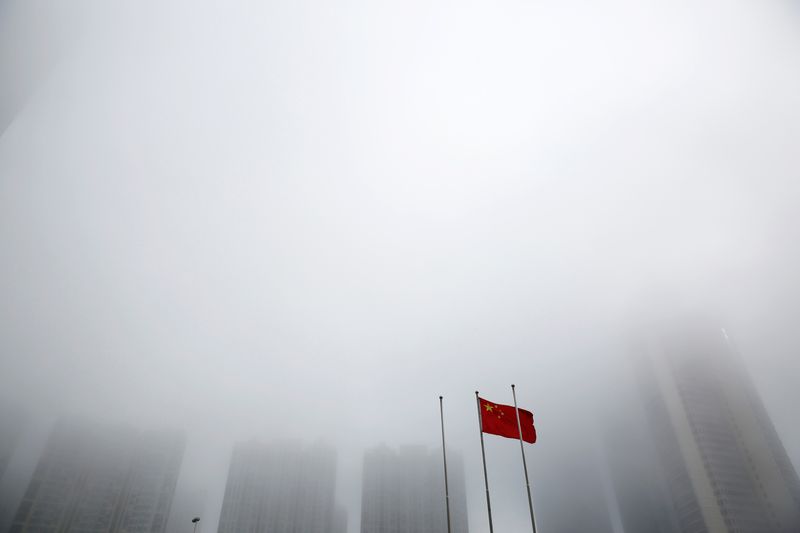 &copy; Reuters. 　８月３０日、中国人民銀行（中央銀行）、上海と深センの証券取引所が民間企業と会合を開き民間部門への金融支援について協議した。写真は中国国旗。２０１８年６月、山東省青島市で