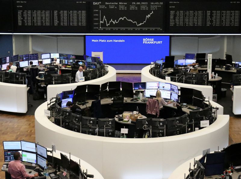 &copy; Reuters. Le graphique de l'indice allemand DAX est photographié à la bourse de Francfort, en Allemagne. /Photo prise le 29 août 2023/REUTERS/Staff
