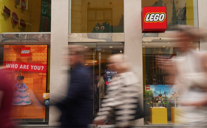 © Reuters. People pass a Lego store in Copenhagen, Denmark August 29, 2023. REUTERS/Tom Little