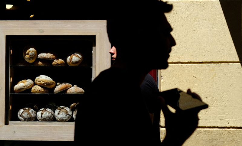 &copy; Reuters. Des gens passent devant du pain à acheter dans une boulangerie, dans le quartier du Raval à Barcelone, Espagne. /Photo prise le 11 août 2023/REUTERS/Nacho Doce