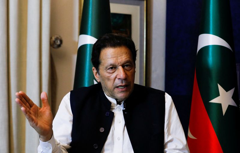 &copy; Reuters. رئيس الوزراء الباكستاني السابق عمران خان خلال مقابلة مع رويترز في لاهور يوم 17 مارس آذار 2023. تصوير: أختر سومرو - رويترز.