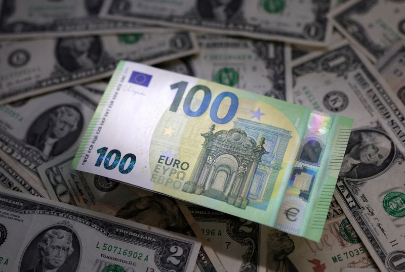 &copy; Reuters. Banconote in euro e in dollari statunitensi in questa foto del 10 marzo 2023. REUTERS/Dado Ruvic/Illustrazione