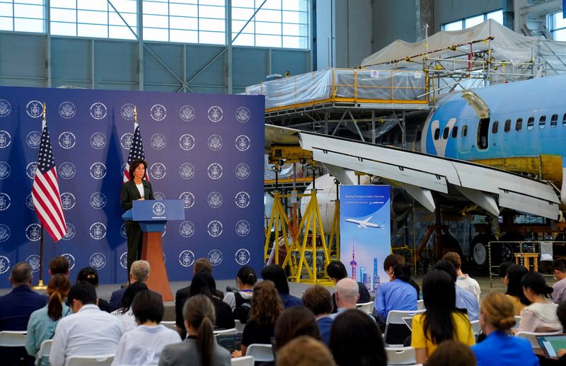 &copy; Reuters. La secrétaire américaine au Commerce, Gina Raimondo, participe à une conférence de presse au Boeing Shanghai Aviation Services près de l'aéroport international de Shanghai Pudong, à Shanghai, en Chine. /Photo prise le 30 août 2023/REUTERS/Aly Song