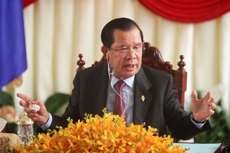 &copy; Reuters. Hun Sen habla en una rueda de prensa en la Asamblea Nacional tras una votación para confirmar a su hijo, Hun Manet, como primer ministro de Camboya en Phnom Penh, Camboya, 22 de agosto de 2023.  REUTERS/Cindy Liu/foto de archivo