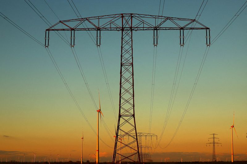 &copy; Reuters. FOTO DE ARCHIVO: Torres de energía eléctrica con líneas de alta tensión junto a turbinas eólicas cerca de Weselitz, Alemania. 18 de noviembre 2022. REUTERS/Lisi Niesner