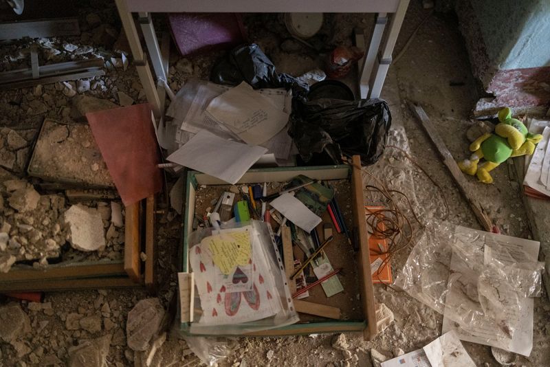 &copy; Reuters. أدوات مدرسية وأوراق ملقاة على الأرض بين أنقاض مدرسة تعرضت للقصف قبل بدء العام الدراسي في صورة من أرشيف رويترز.