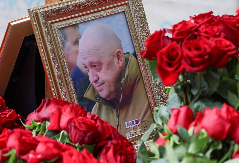 &copy; Reuters. Una foto enmarcada del jefe mercenario ruso Yevgeny Prigozhin junto a su tumba en el cementerio de Porokhovskoye en San Petersburgo, Rusia. 30 de agosto de 2023. REUTERS/Stringer