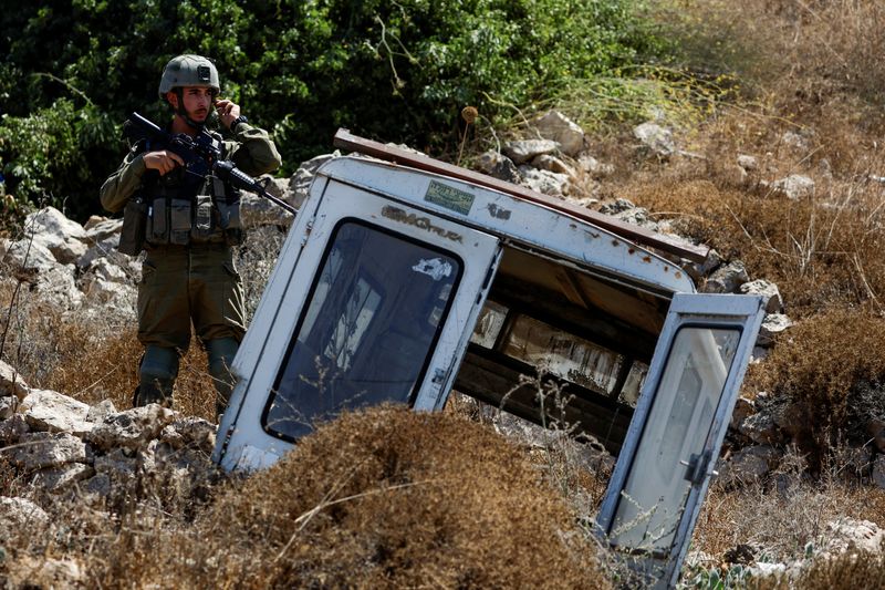 © Reuters. جندي إسرائيلي يحرس موقع  بالقرب من الخليل بالضفة الغربية يوم الأربعاء. تصوير: موسى قواسمة - رويترز.