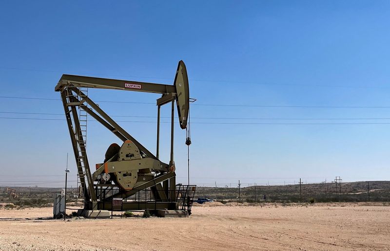 &copy; Reuters. FOTO DE ARCHIVO. Una bomba de extracción de petróleo en la cuenca del Pérmico, en la región de Loco Hills, Nuevo México, Estados Unidos. 6 de abril de 2023. REUTERS/Liz Hampton