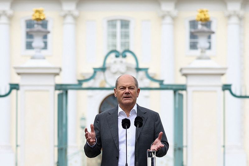 &copy; Reuters. El canciller alemán, Olaf Scholz, asiste a una rueda de prensa tras una reunión a puerta cerrada del gabinete en Schloss Meseberg, cerca de Gransee, Alemania. 30 de agosto de 2023. REUTERS/Lisi Niesner