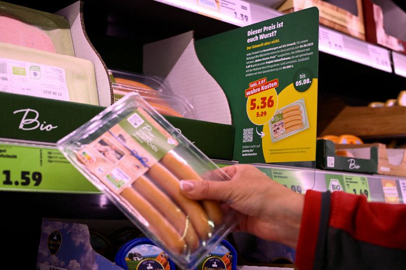 &copy; Reuters. FOTO DE ARCHIVO: Un paquete de salchichas junto a una etiqueta de precio, con una referencia a la campaña a nivel europeo "costes reales" semana por el supermercado de descuento Penny, en el que nueve productos seleccionados se les da el "precio real" ca