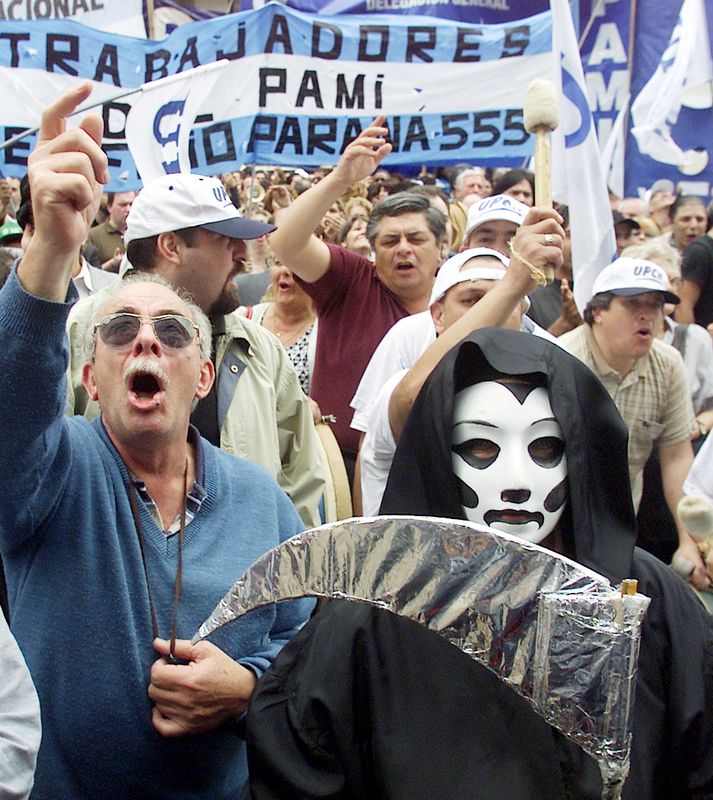 &copy; Reuters. Manifestantes contra o governo protestam na Argentina em 2001
13/11/2001
REUTERS/Enrique Marcarian