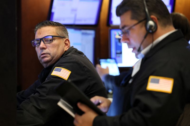 &copy; Reuters. متداولون يعملون في بورصة نيويورك الأمريكية يوم الثلاثاء. تصوير: برندان مكدرميد - رويترز.