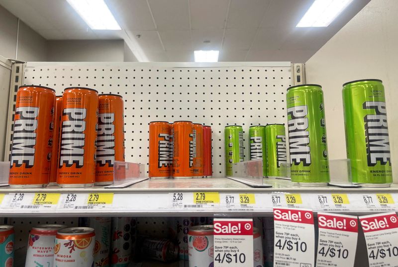 &copy; Reuters. FOTO DE ARCHIVO. Latas de bebidas energéticas Prime en un estante en Target en Brooklyn, Nueva York, EEUU, 18 de agosto de 2023. REUTERS/Kailyn Rhone