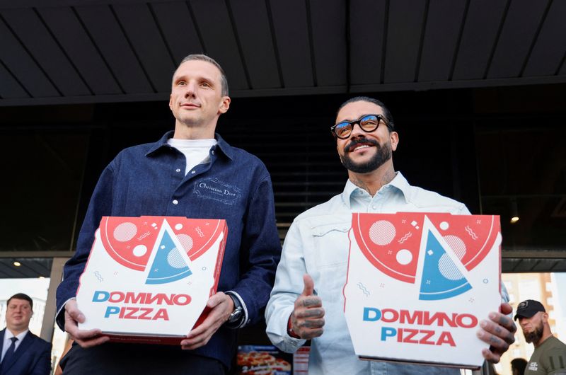 © Reuters. Russian restaurateur Anton Pinskiy and rapper Timati, who took over the Russian assets of Domino's Pizza following the exit of the brand from the Russian market, take part in a ceremony opening the new restaurant chain Domino Pizza in Moscow, Russia, August 30, 2023. REUTERS/Maxim Shemetov